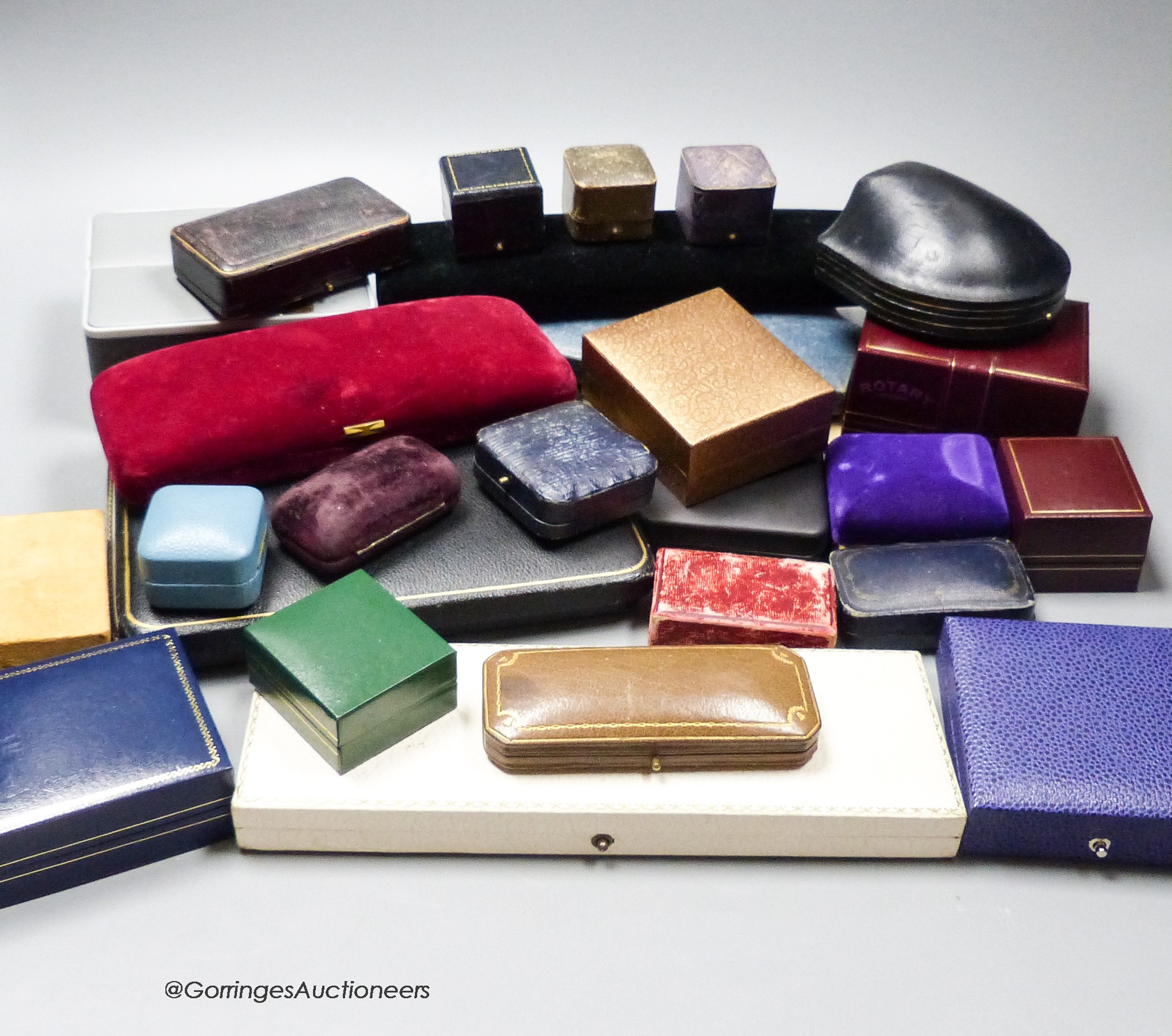 A quantity of assorted jewellery boxes.